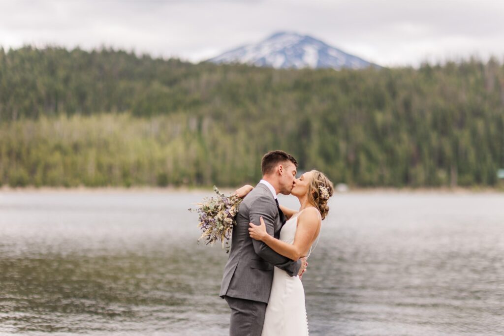 Weddings with mountain views in Central oregon